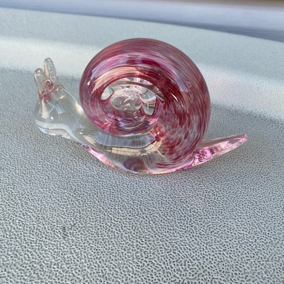 Wedgwood Art Glass Snail Paperweight. England. Pink Swirl. Marked on Bottom - Picture 7 of 7
